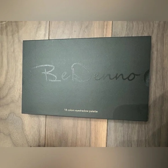 18-Color Eyeshadow Palette - Picture 1 of 3